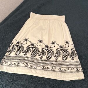 Cute Studio West black and white floral skirt. EUC. Size M.